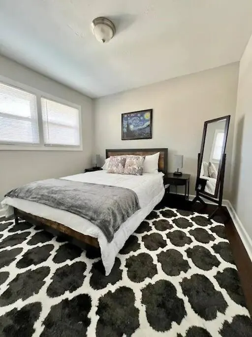 Modern 2-Story Apt W/ High Speed Wi-Fi & Patio! Charlotte