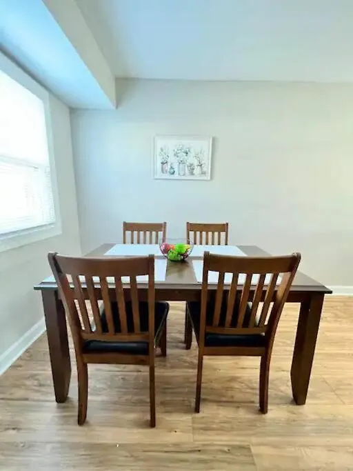 Modern 2-Story Apt W/ High Speed Wi-Fi & Patio! Charlotte Apartment