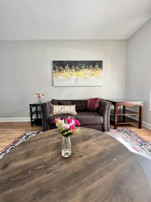 Modern 2-Story Apt W/ High Speed Wi-Fi & Patio! Charlotte