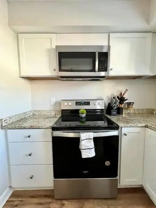 Modern 2-Story Apt W/ High Speed Wi-Fi & Patio! Charlotte