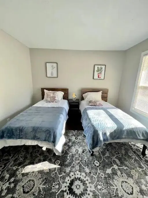 Modern 2-Story Apt W/ High Speed Wi-Fi & Patio! Charlotte 0*,